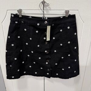 NWT Francesca's Black and White Daisy Button Down Skirt